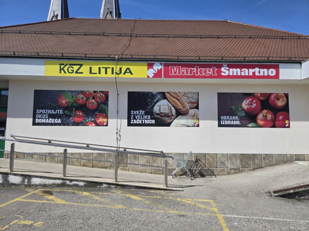 Vhod v Market Šmartno na Staretovem trgu 11